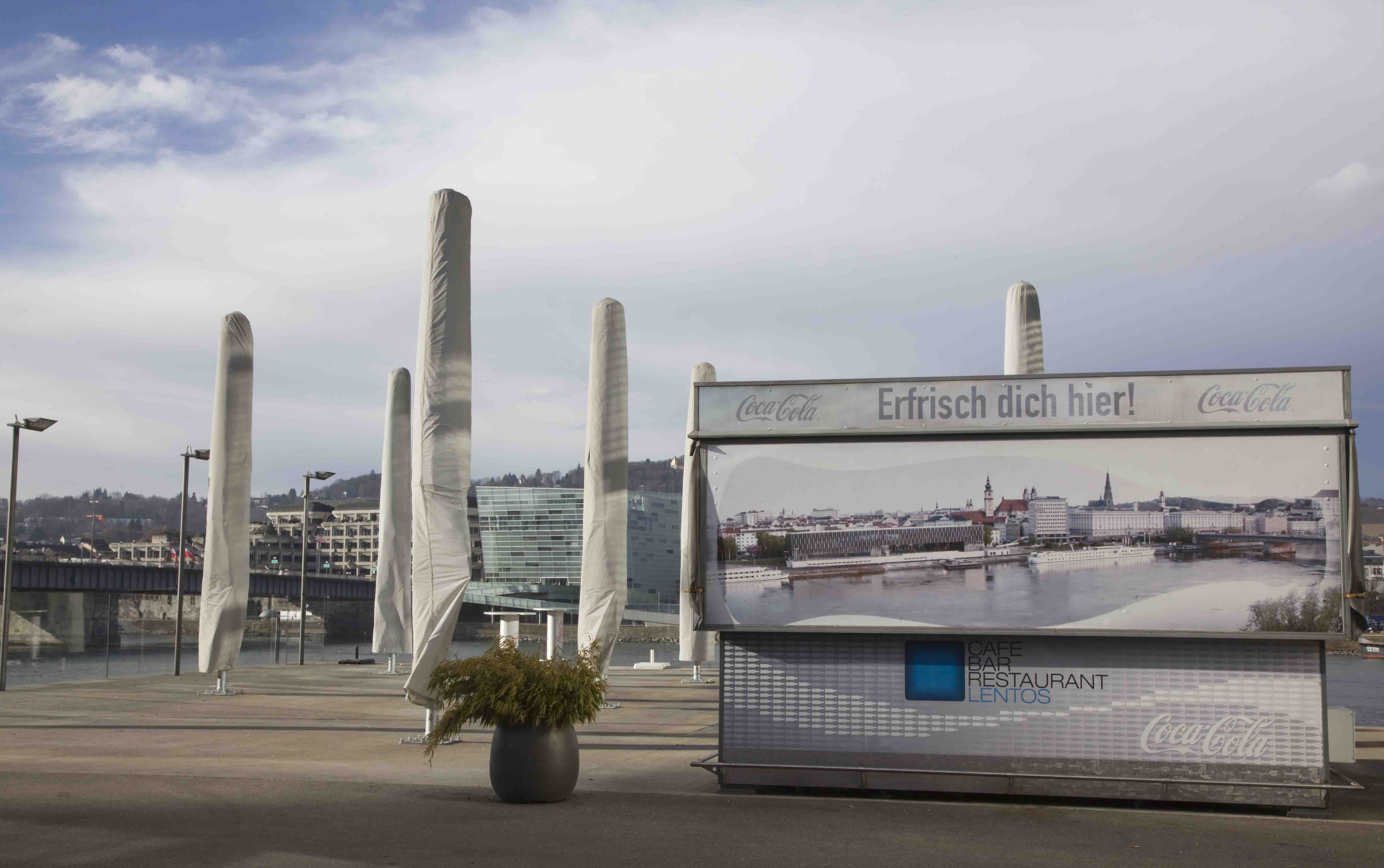 an der Donau mit Blick auf den Stadtteil Urfahr