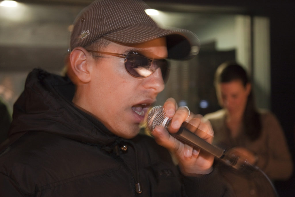 Rapper der Gruppe GDH (Gardien des Halles) https://gdh-official.skyrock.com/bei Musikaufnahmen im Tonstudio des Jugendzentrums Maison des Jeunes in Clichy sous Bois
