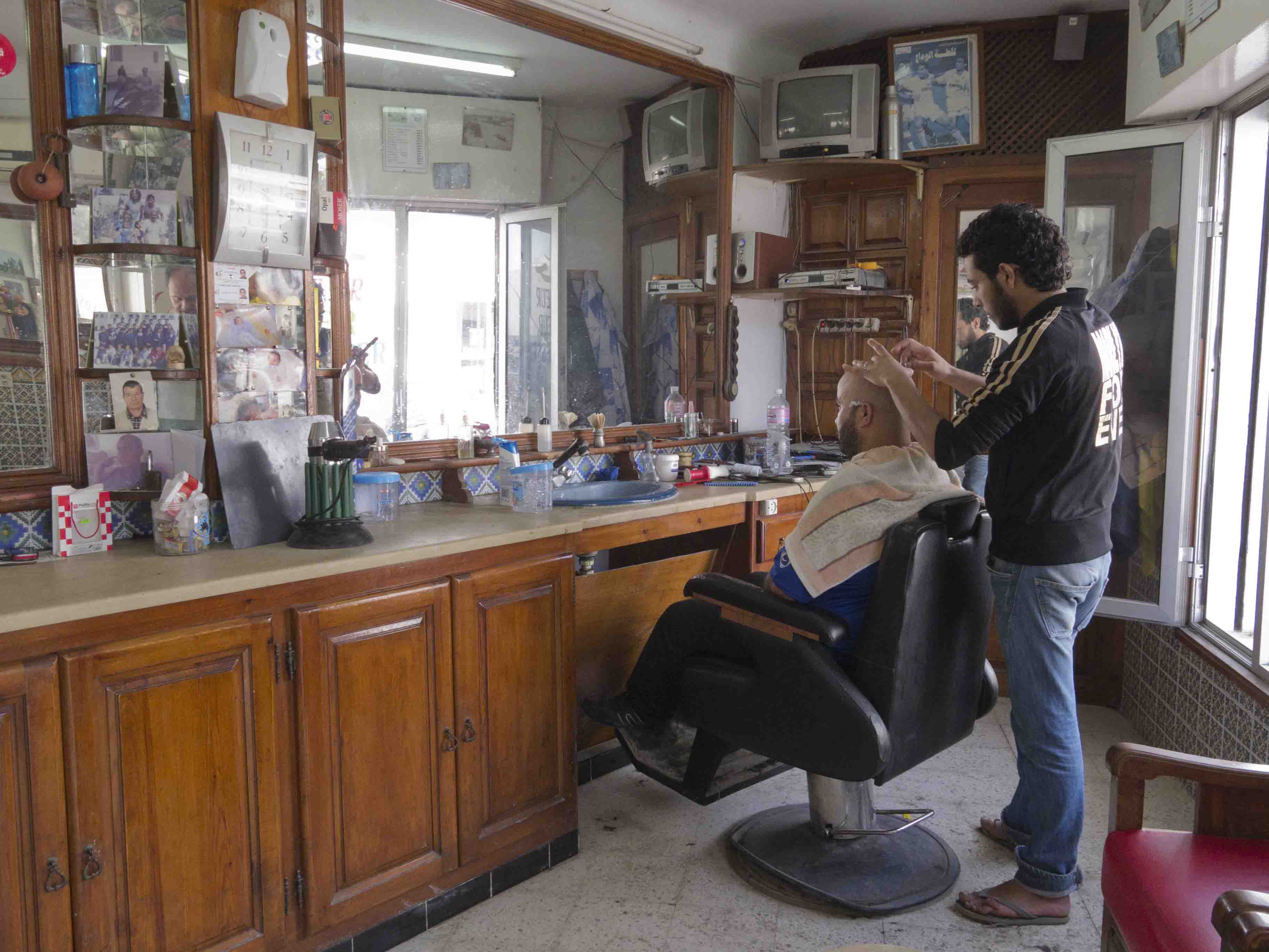 Schneiden Waschen, Legen beim Barbier in Hammamet
