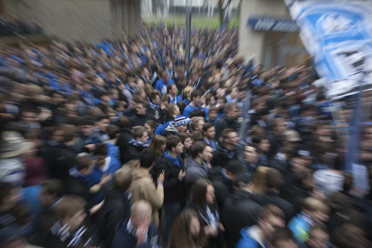 Fans des Fußballclubs DSC Arminia Bielefeld demonstrieren für ihren Verein