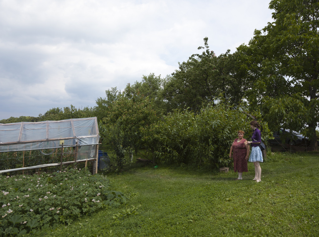 Baeuerin Marica zeigt ihren Gemuesegarten / farmer Marica showing her vegetable garden / 18.6.2011, Foto: Robert B. Fishman, ecomedia,
