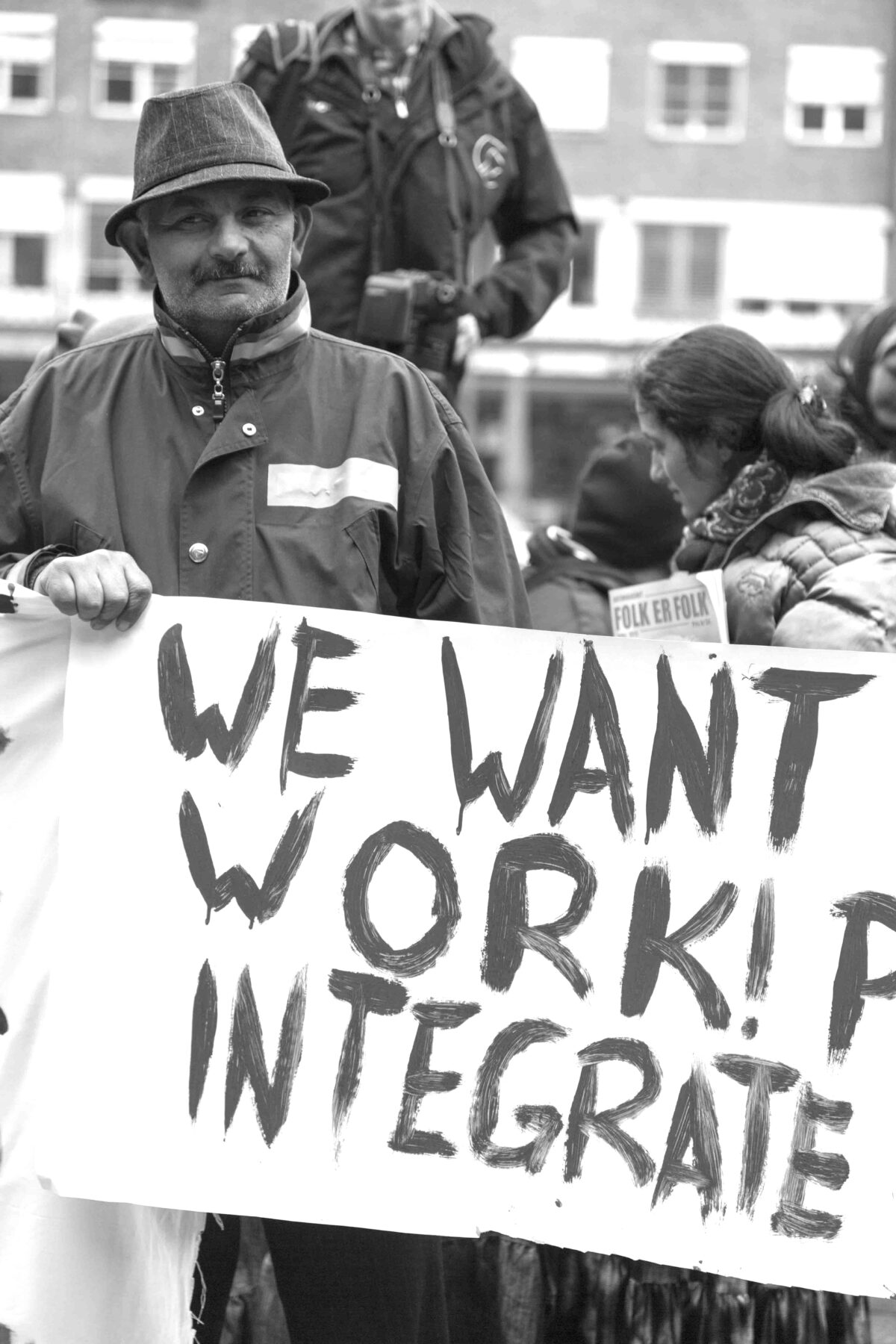 Symbolbild: Roma demonstrieren vor dem Rathaus in Olo mit einem Schild. Darauf steht: "Wir wollen Arbeit und Integration"