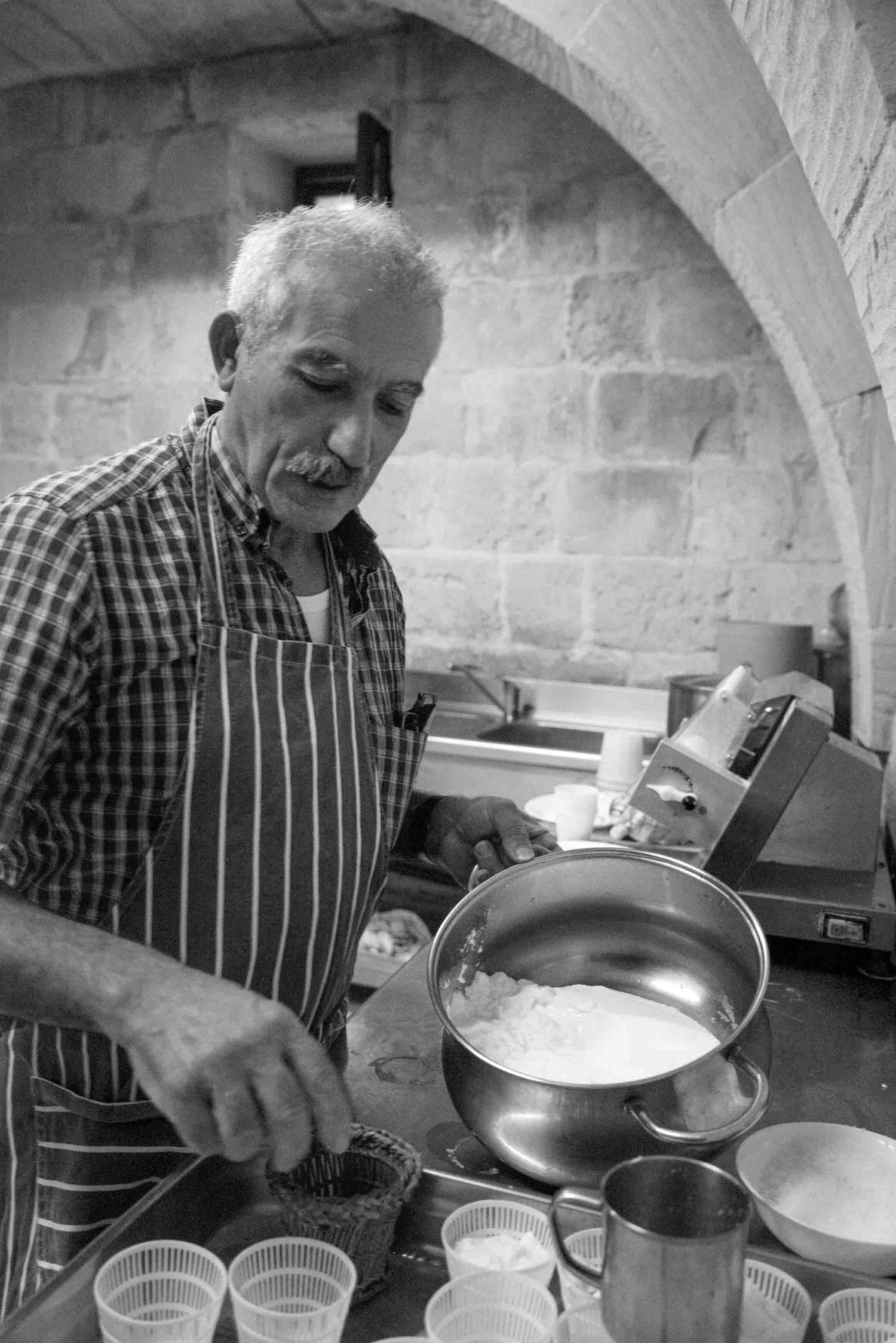 handwerkliche Herstellung von Ziegenkäse