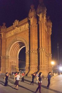 Chinesinnen tanzen vor dem Triumphbogen bei Nacht in Barcelona, Foto: Robert B. Fishman, 4.10.2014