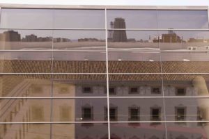 Kulturzentrum CCCB in Barcelona: Gebäude und das Meer spiegeln sich in der modernen Glasfassade im Innenhof, Foto: Robert B. Fishman, 4.10.2014
