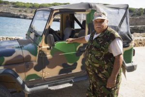 Salvu Vella, einer der letzten vier Bewohner der Insel Comino vor seinem Jeep,, Foto: Robert B. Fishman, 2.11.2014