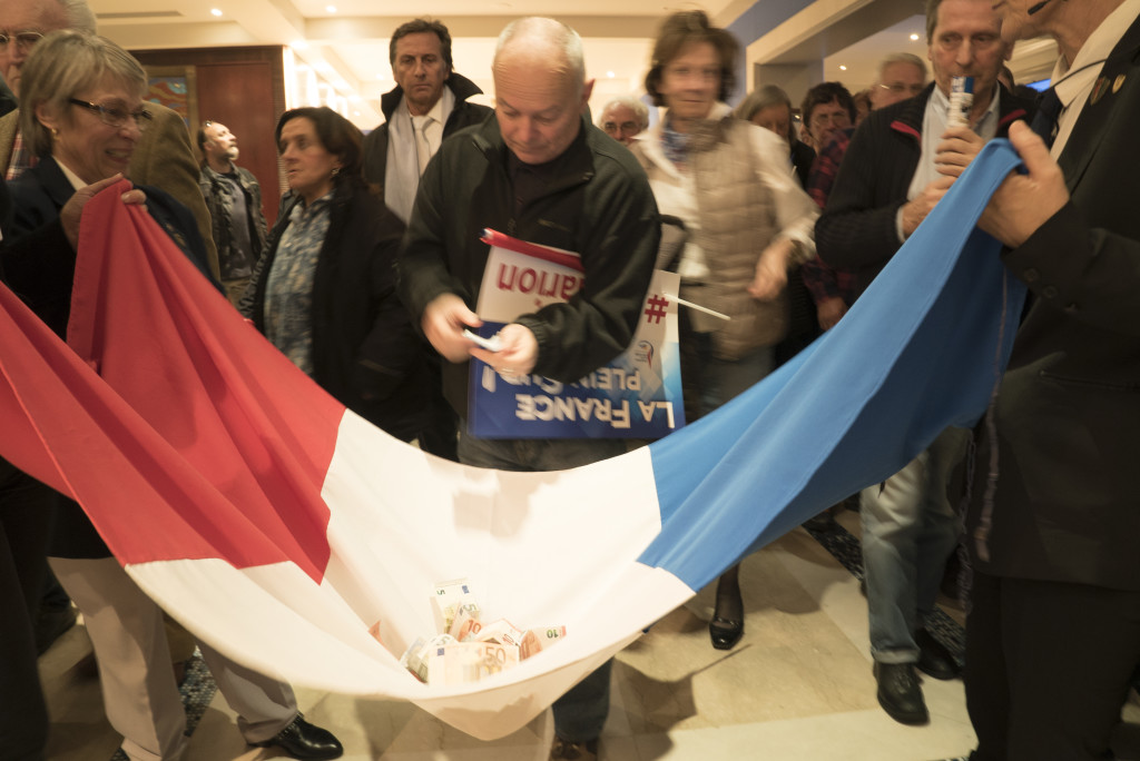 Wahlkampfveranstaltung des Front National FN mit Marie Le Pen im Palais de la Mediterrannee in Nizza, Anhänger sammeln spenden fürden parteieigenen Sicherheitsdienst in einer französichen Trikolore,27.11.2015, Foto: Robert B. Fishman