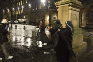 maskierte Straßenmusiker an der regennassen Royal Mile in Edinburgh by night, Foto: Robert B. Fishman, ecomedia, 31.10.2012