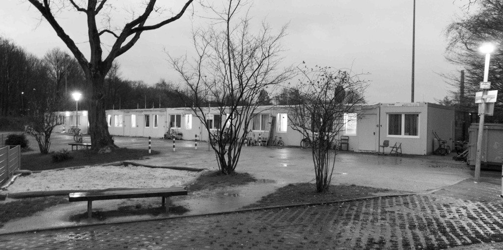 Wohncontainer einer Flüchtlingsunterkunft in Bochum im Abendlicht, refugee camp in Bochum, 15.11.2015, Foto: Robert B. Fishman