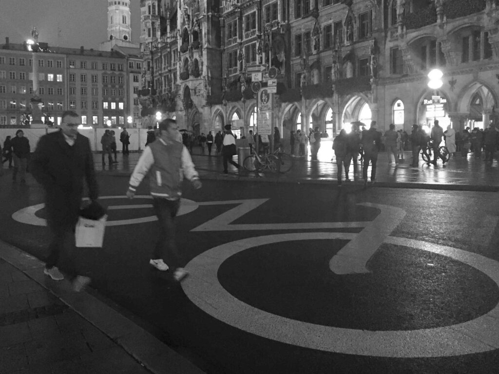 riesige Radwegmarkierung am Marienplatz in Muenchen