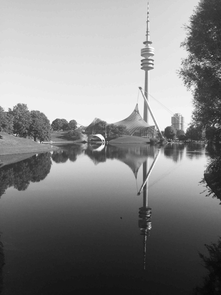 Olympiapark München: Olympiaturm spiegelt sich im Olympiasee / Olympic Park in Munich, Olympic lake reflecting TV tower, Foto: Robert B. Fishman