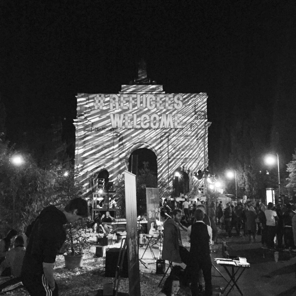 Lichtinstallation "Refugees welcome" auf dem Siegestor in München anlässnlich des streetlife Strassenfestivals / light installation "refugees welcome" on Siegestor gate in Munich, 12.9.2015, Foto: Robert B. Fishman,