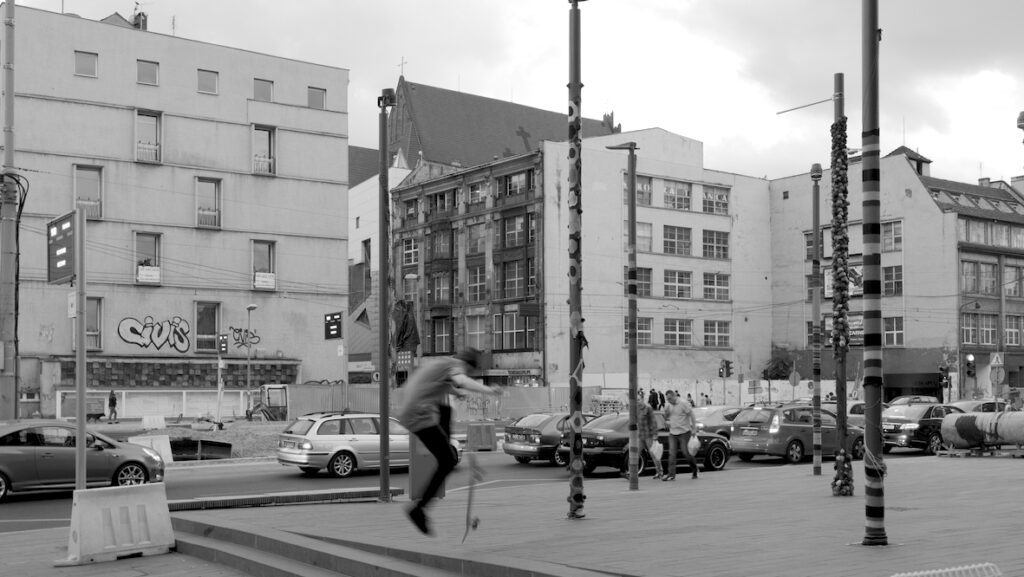 Skater vor dem Infopoint BarBara der Europäischen Kulturhauptstadt 2016 in Breslau / Wroclaw, 22.9.2015, Foto: Robert B. Fishman