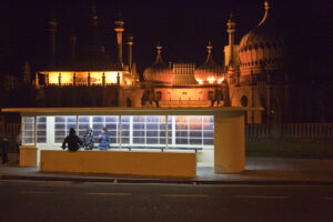 Bushaltestelle bei Nacht vor dem Royal Pavilion