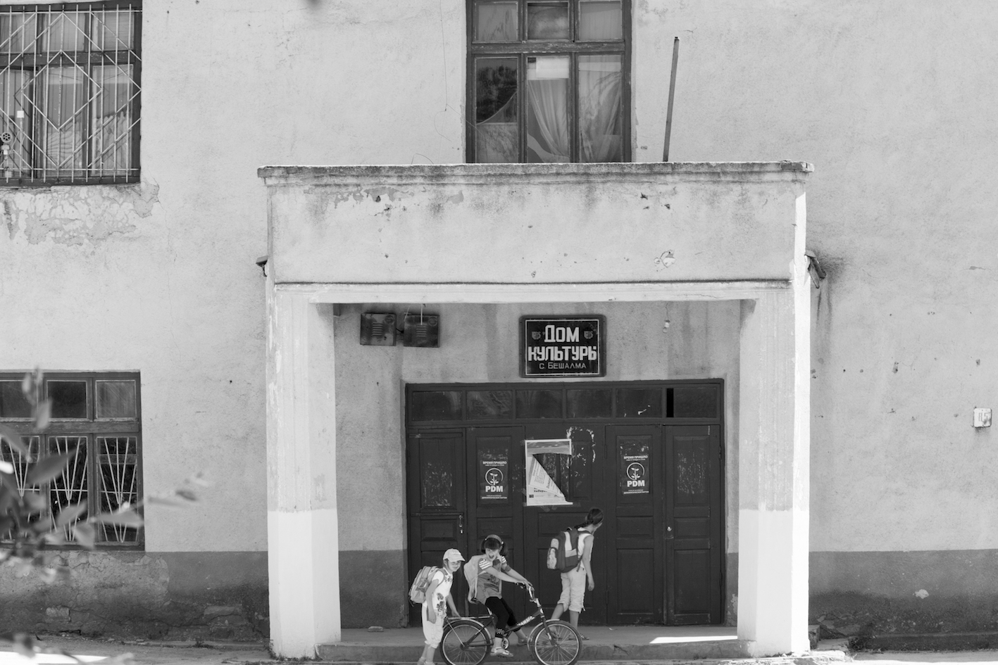 Kinder vor dem Eingang zum Kulturhaus / children in front of the cultural house / Foto: Robert B. Fishman, ecomedia, 28.05.2011