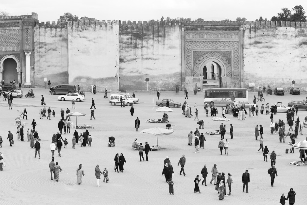 Hauptplatz in Meknes, Marokko: Stadtmauer, Foto: Robert B. Fishman, ecomedia, 27.2.2013