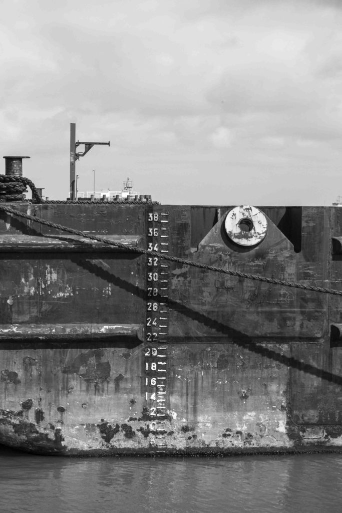 Schiffe im Hafen Alte Liebe in Cuxhaven, Detail: Tiefgangsanzeige,, Foto: Robert B. Fishman, 21.4.2016