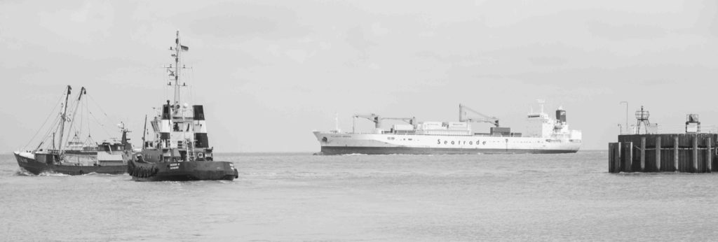 Schiffe im Hafen Alte Liebe in Cuxhaven, Foto: Robert B. Fishman, 21.4.2016