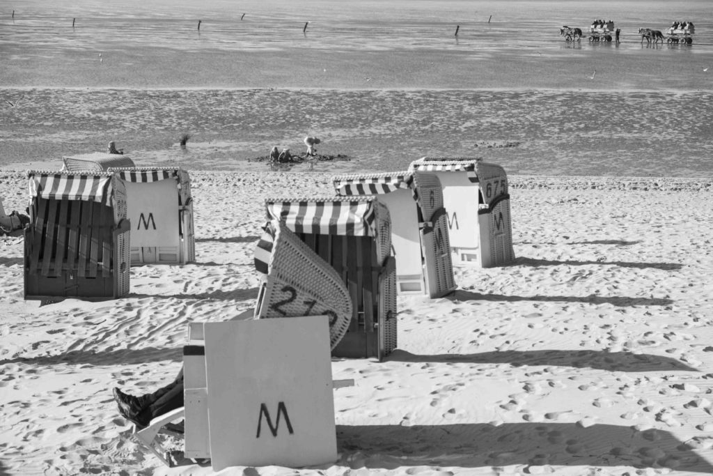 Strandkörbe am Sandstrand an der Nordsee in Cuxhaven, Foto: Robert B. Fishman, 21.4.2016