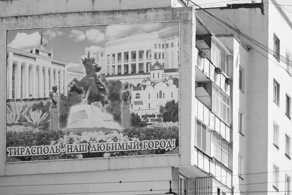 drei Etagen großes Propagandaplat an einer Hauswand verkuendet: Tiraspol - unsere geliebte Stadt - three storey high propaganda poster stating "Tiraspol - our beloved city"  Foto: Robert B. Fishman, ecomedia,, 26.05.2011