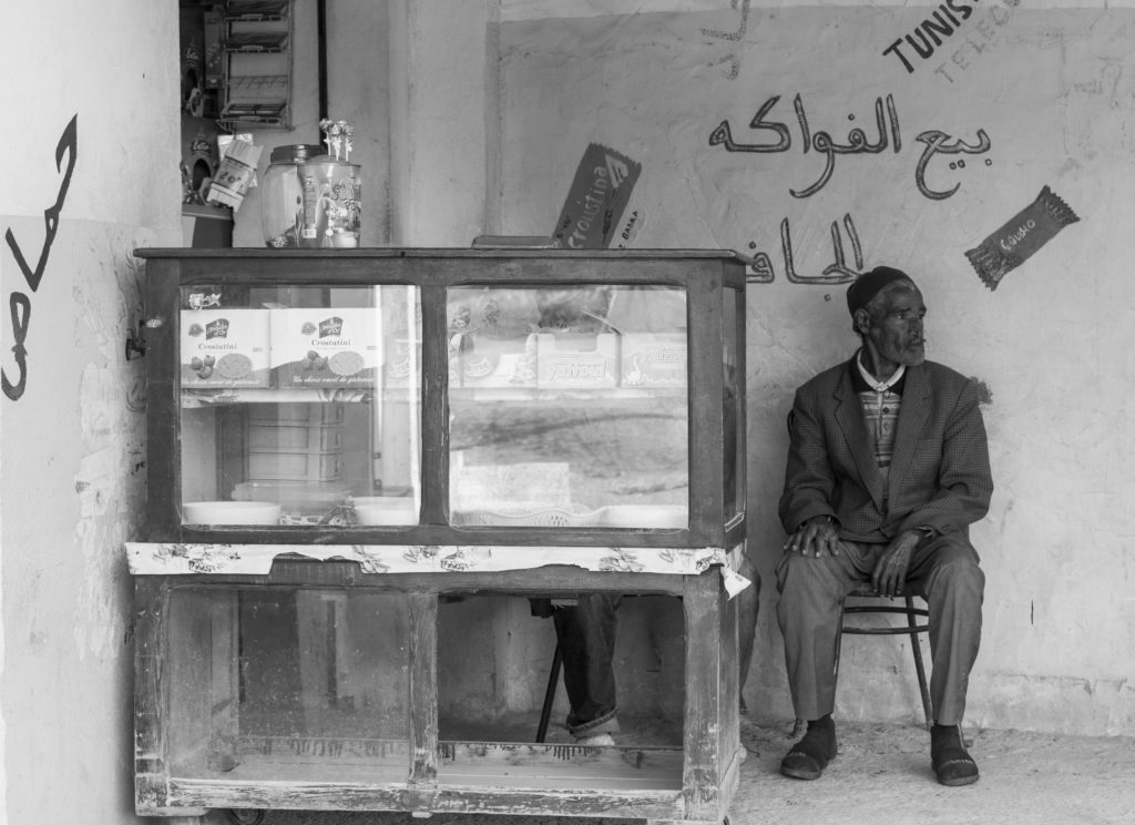 alter Mann in traditioneller Kleidung in seinem Dorfladen in Sidi Mtir, Tunesien / old man in traditional clothing in his village shop, Tunisia / Foto: Robert B. Fishman, ecomedia, 6.11.2011