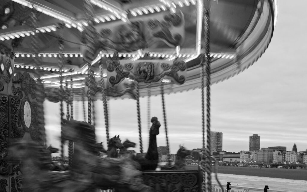 Brighton Pier (Seebrücke): altes, beleuchtetes Karrussell