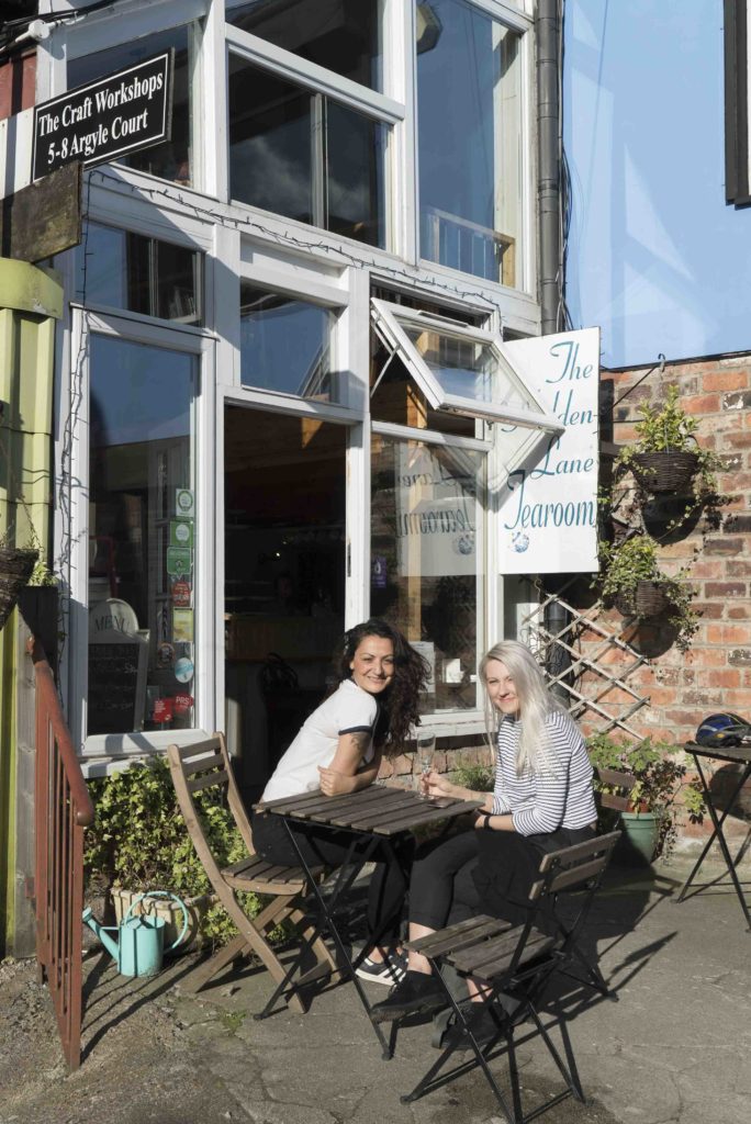 zwei junge Frauen in einem Cafe und Teestube in einem bunten Hinterhof an der Argyle Street in Glasgow, 23.5.2016, Foto: Robert B. Fishman