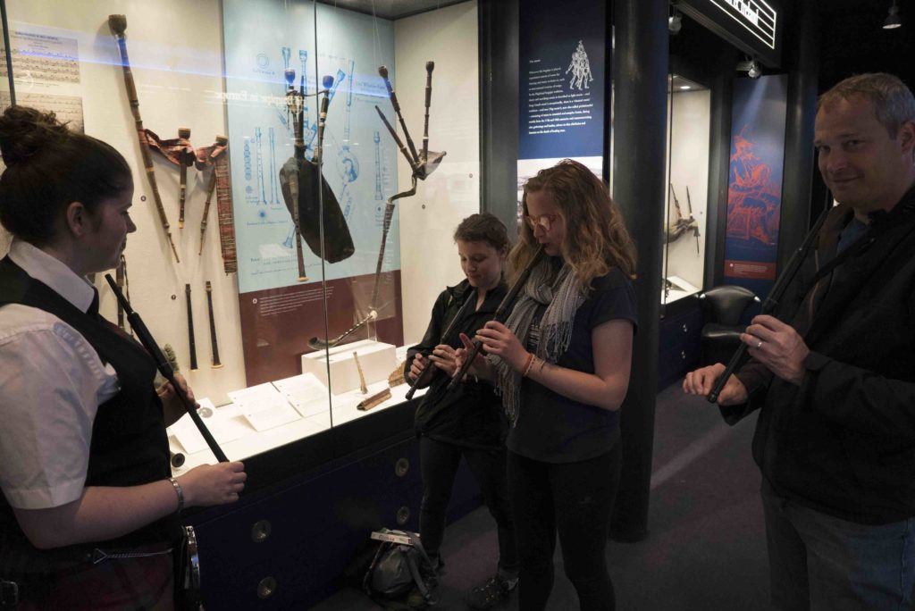 junge Dudelsackspielerin führt Besucher des National Piping Centre in Glasgow ins Dudelsackspielen ein, 23.5.2016, Foto: Robert B. Fishman