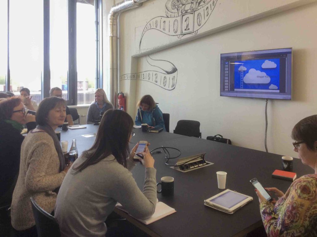 konzentriertes Arbeiten auf dem Barcamp: alle lernen voneinander