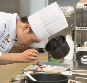 Koch bei der Arbeit in der Küche auf der World Skills in Leipzig