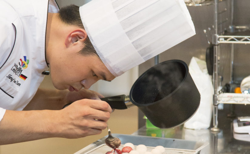 Koch bei der Arbeit in der Küche auf der World Skills in Leipzig