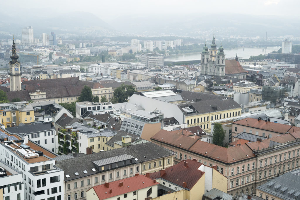 Blick vom Turm der Ursulinenkirche auf die Altstadt von Linz und die Donau