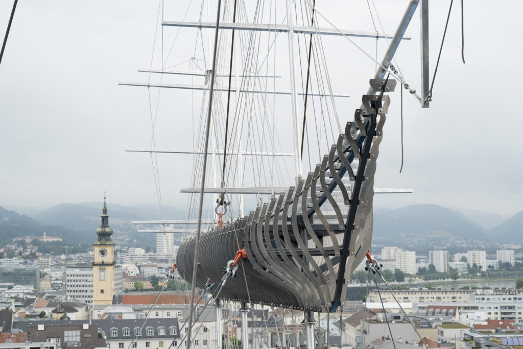 Das fliegende Schiff: Kulturfestival Höhenrausch über den Dächern von Linz