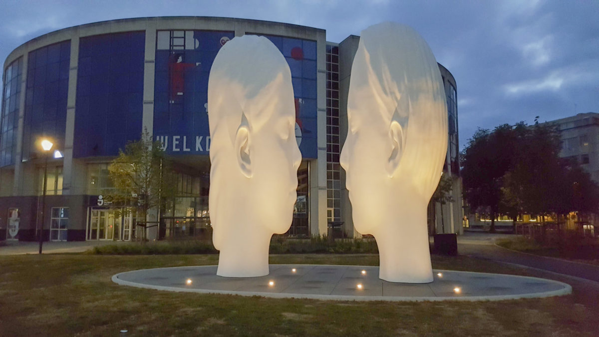 Kulturhauptstadt-Projekt Liebesbrunnen von Jaume Plensa vor dem Bahnhof in Leeuwarden