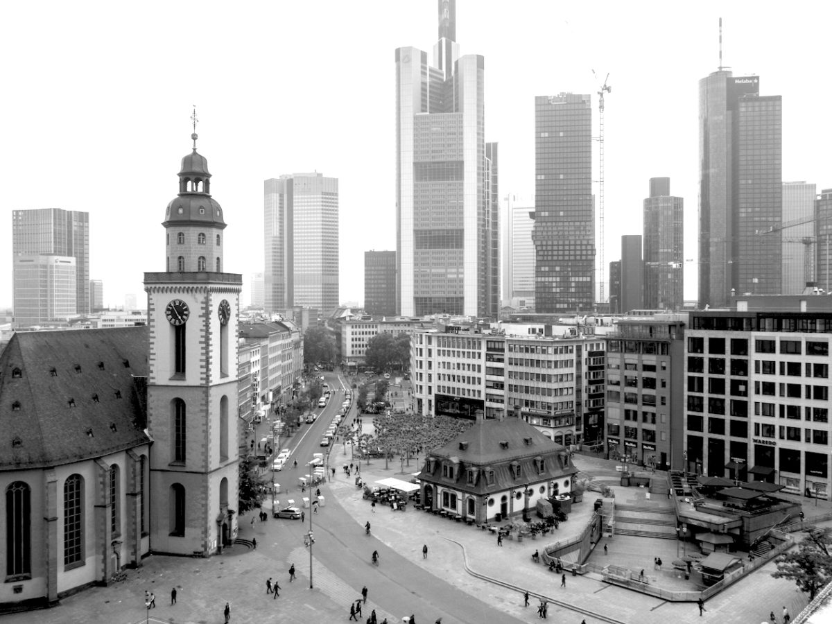 Blick von oben auf die Hauptwache von oben mit der St. Katharinenkirche und den Hochhäusern des Bankenviertels in Frankfurt/Main / view from above on Hauptwache, St Catherine Church and the Finance District in Frankfurt, 21.5.2019, Foto: Robert B. Fishman