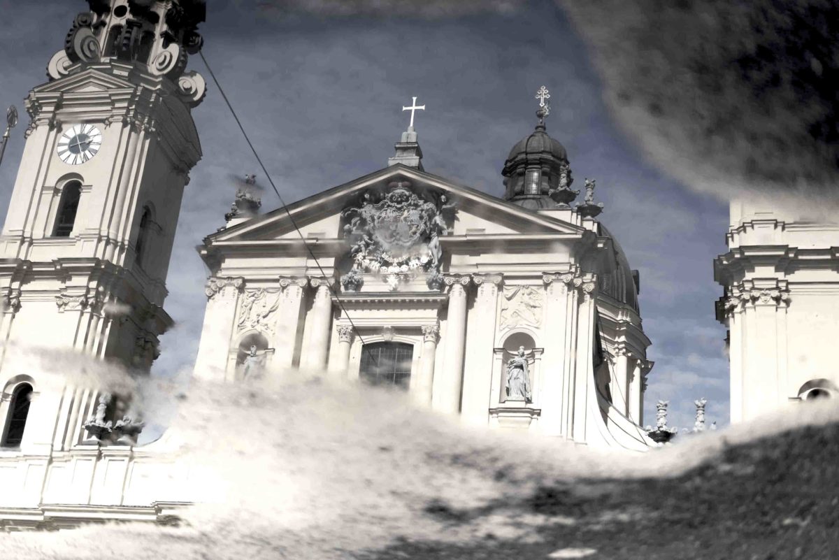 katholische Hof- und Stiftskirche St. Kajetan, Theatinerkirche spiegelt sich in einer Pfütze in München, Theatiner Church reflecting in a puddle in Munich, 5.7.2019, Foto: Robert B. Fishman