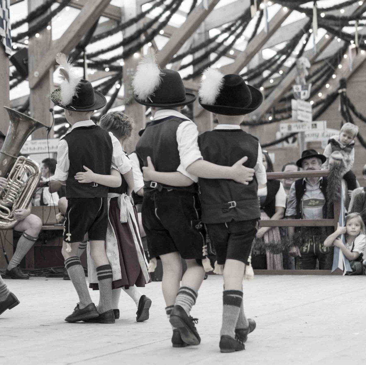 historisches Oktoberfest Oide Wiesn auf dem Oktoberfest in München: Kinder tanzen in bayerischen Trachten / historic fairground Oide Wiesn in Munich: children dancing in traditional Bavarian dresses, 30.9.2019, Foto: Robert B. Fishman