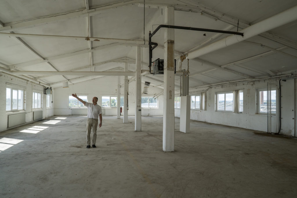 Leere Halle: Umbau der Alten Möbelfabrik Steinheim zu einem Start-Up-Zentrum für Unternehmen der Gemeinwohlökonomie / Old furniture factory in Steinheim is being transfered into a start up center for companies of common welfare economics, 21.7.2020, Foto: Robert B. Fishman