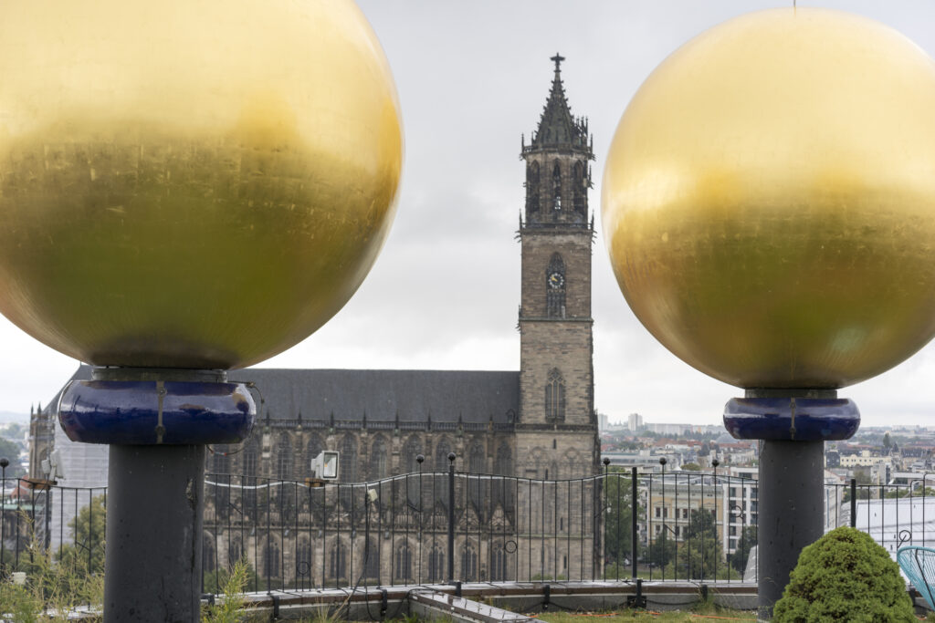 Dom zu Magdeburg hinter den goldenen Kugeln des Hundertwasser-Hauses/ Magdeburg Cathedral behind the golden balls of Green Citadel, 30.8.2021, Foto: Robert B. Fishman