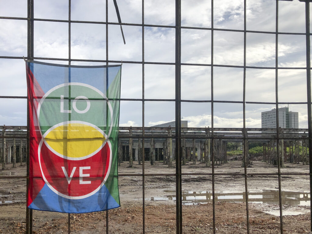 Fahne der Love Foundation auf dem SKET Gelände in Magdeburg