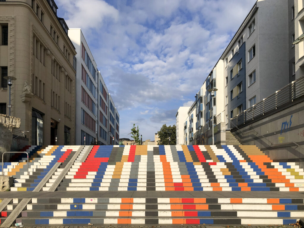 Bunt bemalte Treppe für Toleranz und Vielfalt in Chemnitz