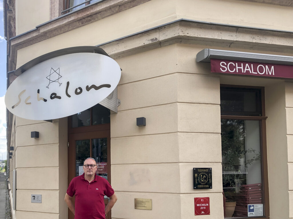 Inhaber Uwe Dziuballa vor seinem koscheren Restaurant Schalom in Chemnitz