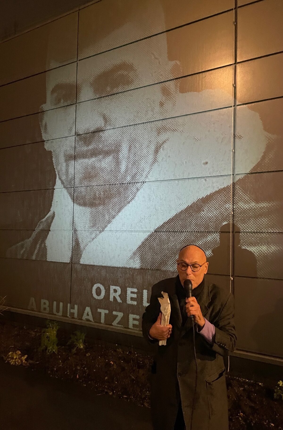 Der jüdische Aktivist Terry Swartzberg spricht in München das Totengebet für die von der Hamas am 7. Oktober in Israel Ermordeten