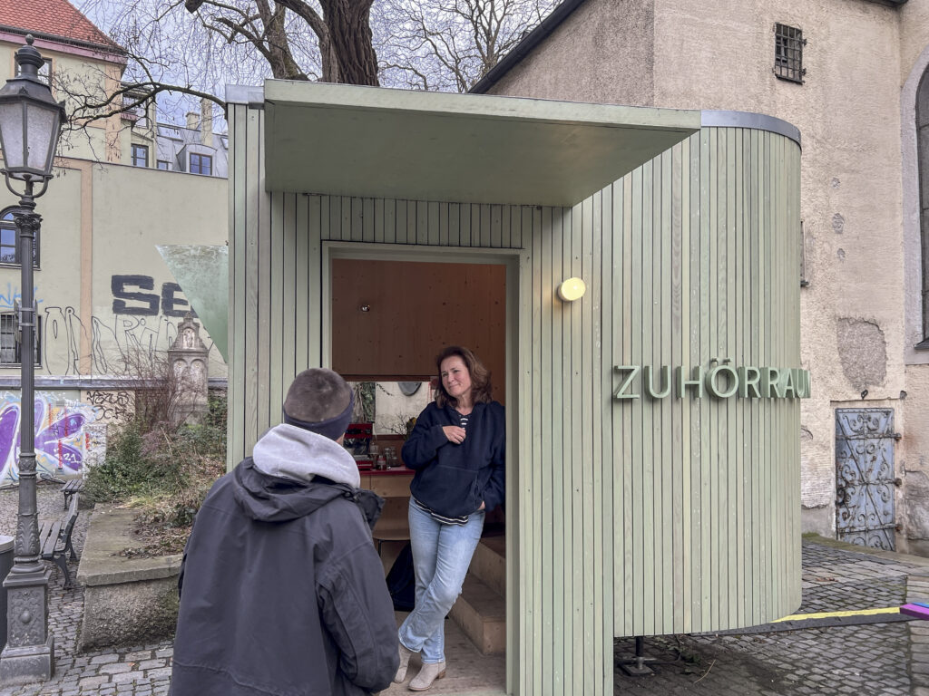 Foto: Der lindgrüne, hölzerne Zuhörraum des Vereins Momo hört zu in München 