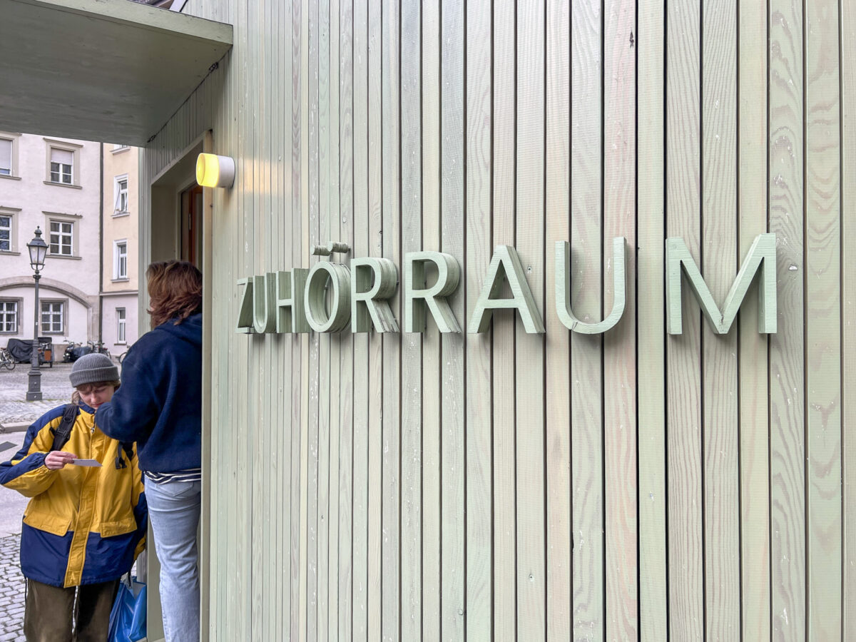 Foto: aus lindgrünem Holz gebauter Zuhörraum des Vereins "Momo hört zu" in München. Speziell ausgebildete Ehrenamtliche hören hier einfach nur zu.