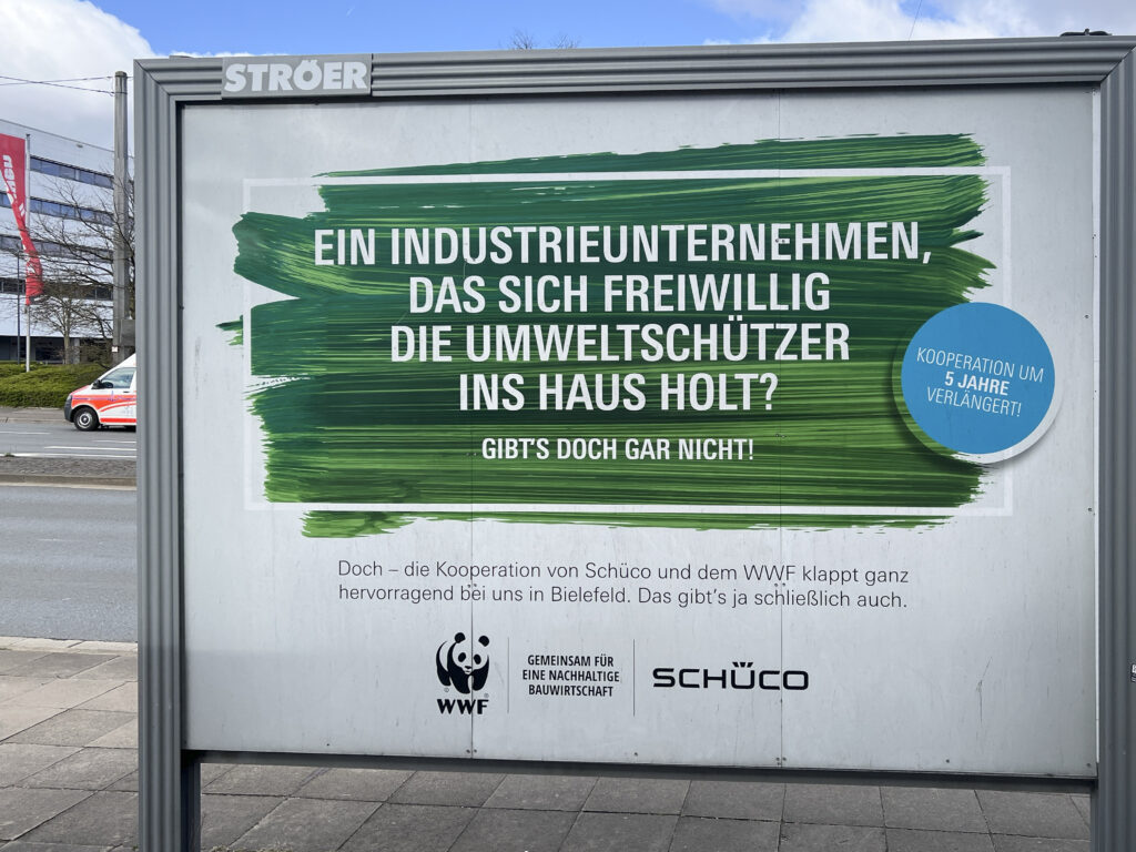 Foto: Das Bielefelder Unternehmen Schüco wirbt mit einem Groß-Plakat für Umweltschutz im eigenen Unternehmen