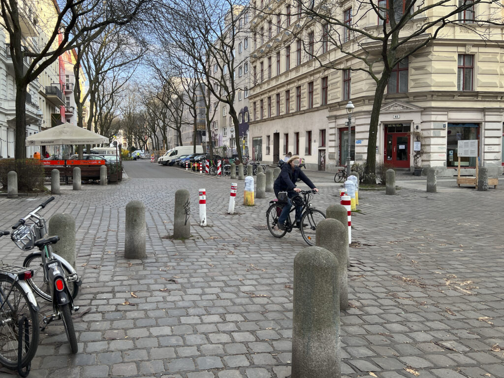 Foto: Pollersperren blockieren den Auto-Durchgangsverkehr im Gräfekiez in Berlin