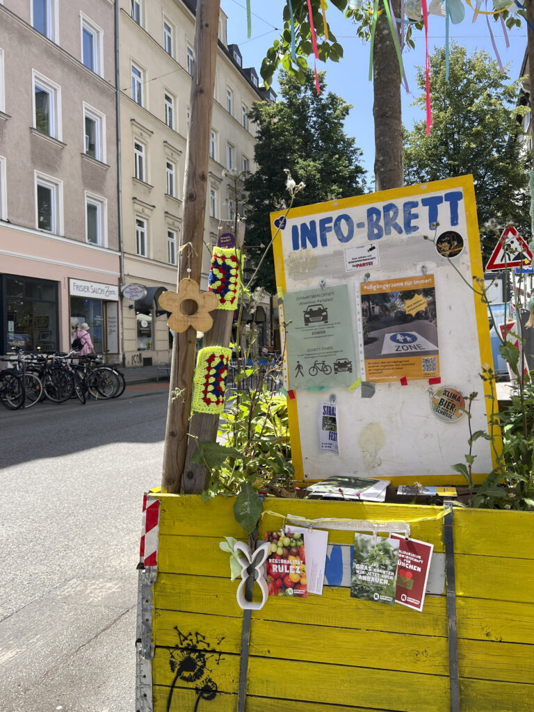 Foto: Gelb bemalter Pflanzkasten in der verkehrsberuhigten Weissenburger Straße in München