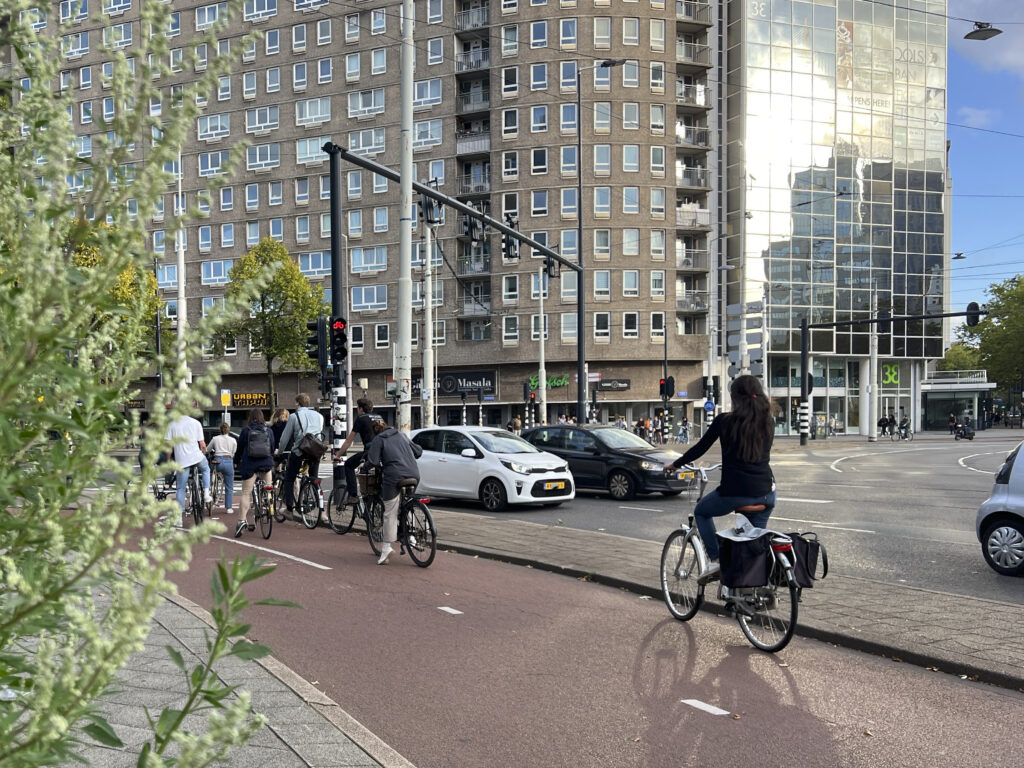 Foto: sichere und breite Radwege, getrennt vom Autoverkehr in Rotterdam