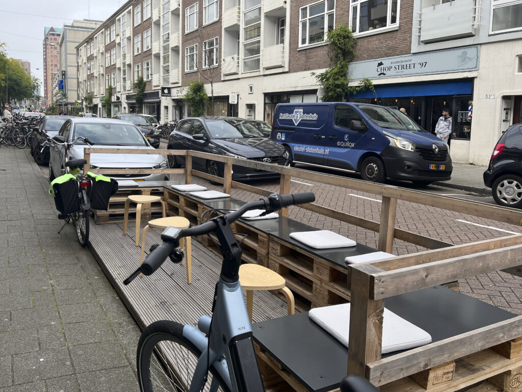 Foto: Parklets mit Sitzgelegenheiten statt Auto-Parkplatz in der Hoogstraat in Rotterdam